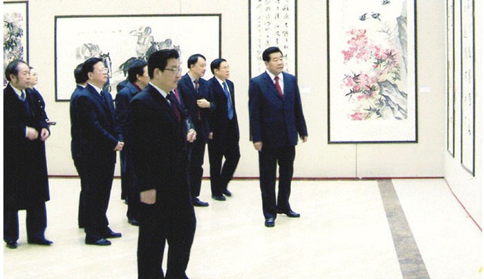 陪同胡总书记及全国政协主席贾庆林观看自己的参展作品