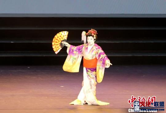 日本京都代表团带来的舞蹈《藤娘》。 邓霞 摄 日本京都代表团带来的舞蹈《藤娘》。 邓霞 摄